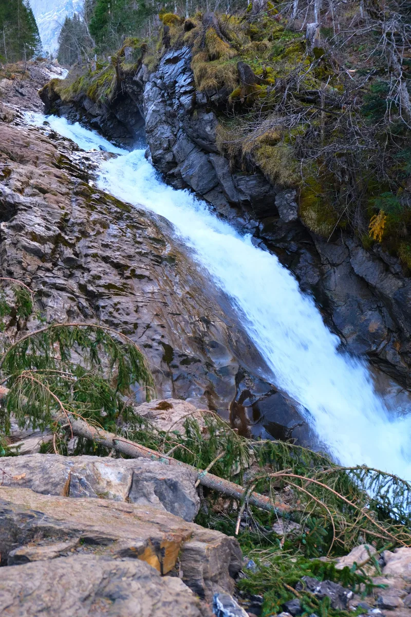 Helles Wasser strömt durch eine enge Felsenschlucht.