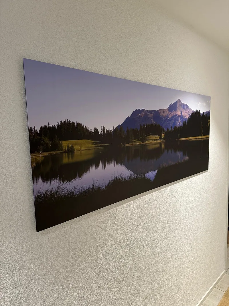 Das montierte Lauenensee-Panorama mit Bergen und ihrer Spiegelung im See, schräg von der Seite fotografiert.